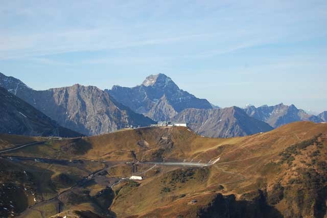 Noch einmal der Blick auf die Kanzelwand-Seilbahn und den Widderstein im Hintergrund