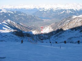 Und nochmal. Im Vordergrund der eine geöffnete Schmiedingerlift und die Riesenstütze der Gipfelbahn.