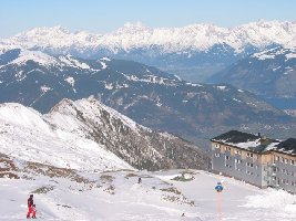 Nochmal der Blick vom gletscher ins Tal. Diesmal gut die beschneiten hänge der Schmittenhöhe zu sehen