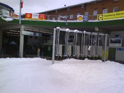 Früher waren die Drehkreuze ungefähr dort, wo der mann steht (neben dem Betonpfosten)