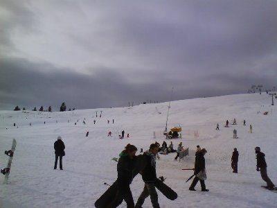 viele Jugendliche (snowboarder),<br />Resilift ebnfalls in Betrieb