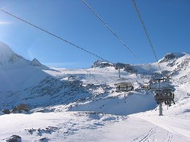 Gratbahn mit Blick auf den gletscher. Ganz links im schatten sind die schmiedingerlifte zu sehen.