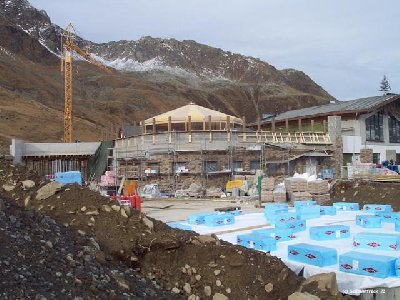 Dach des Bahnhofs, mit kleinen Teil des Restaurants (Restaurant mit Bedienung).