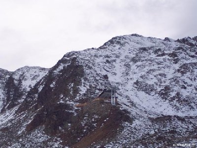 Die Bergstation inmitten vom Felsen. Bild wurde von der Piste Nr.: 13 aufgenommen.