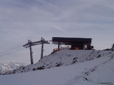 Die Bergstation, Aufnahme von der neuen Piste gleich unter der Station.