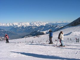 Gletscherlifte. Man sieht dass es schon Schlangen an den Liften gab. Die Wartezeiten waren aber erträglich.