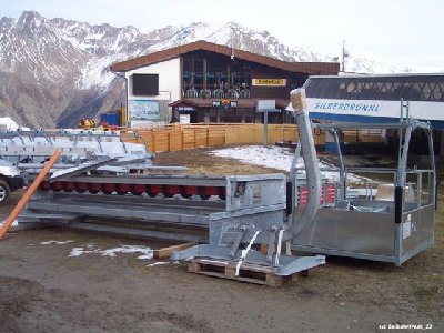 Das Förderband und der Montagekorb warten ebenso auf den Ein-/Aufbau.