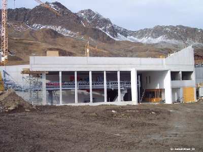 Talstation 8CLD/B Giggijochlift<br />Fotografiert von Giggijjochbahn-Bergstation. <br />Am rechten Bildrand, der grosse Durchgang ist der Zugang, zum Einsteigen.