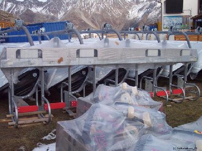 Schranken für den neuen Lift, davor liegt das Förderband in seinen Einzelteilen (nicht im Bild).