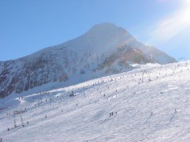 Blick auf die Gletscherlifte, das wetter war super, nur die Piste war doch eher vereist. Es war aber auch sehr windig, dass es dort viel Schneeverwehungen gab.
