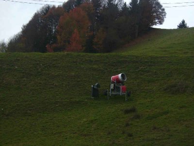 Hopfgarten1_Schneekanone im Grünen.jpg