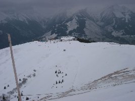 Blick vom gipfel auf die Bergstation der Areitbahn und Schmittenpfiff