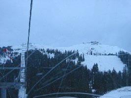 Blick auf den gipfel durch eine leider sehr zerkratzte Gondelscheibe