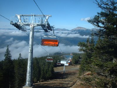 Blick von der Bergstation talwärts. Es kommen verpackte und nicht verpackte Sesseln hinauf.