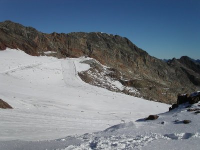Tiefenbachferner, in der Mitte der Ausgang des Skitunnels<br /><br />Eis kam auf der Verbindungspiste ordentlich durch, auf der Piste Nr. 38 aber kaum