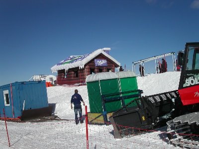 Arbeiten für das Weltcup-Rennen am nächsten Tag im Startbereich - wunderschöne Hütte  :wink: