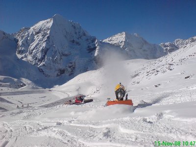 Ein Bully war dabei Schnee zu verschieben und eine Schanze zu bauen. Die Schneekanone lief den ganzen Tag.