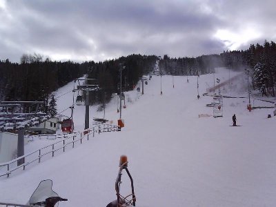 Talstation des "Magic Mountain Express" rechts Beschneiung der Rodelbahn
