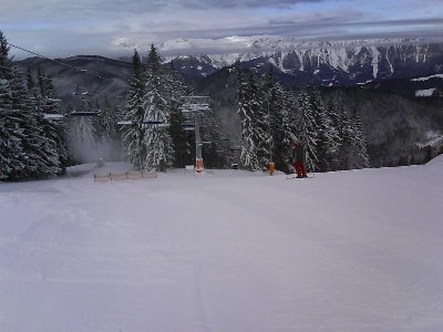 Der "Blaue Blitz" noch ausser Betrieb. Beschneiung des Südhangs.