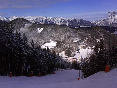 Links am Gegenhang der neue Beschneiungsteich. Auch schon sehr leer. Hinter den Bäumen wurden angeblich auch noch sechs Kühltürme gebaut.