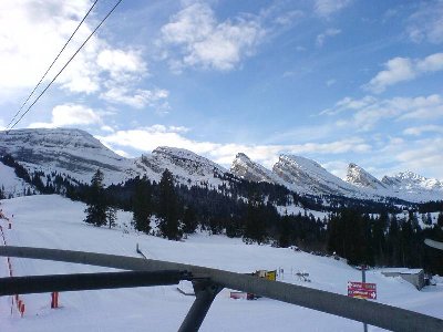 Blick vom Perron auf die Churfirsten. (v.l.) Hinterrugg, Schibenstoll, Zuestollen, Brisi, Frümsel und Selun.