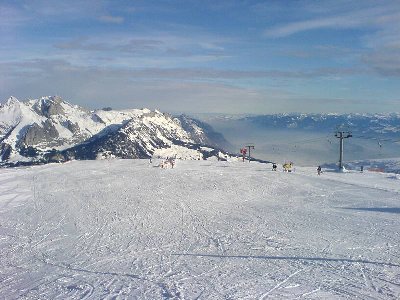 Blick auf die Piste Chäserrugg - top präpariert! Hinten: Schafberg, Rheintal - die Grenze zwischen West- und Ostalpen - und der Bregenzerwald.