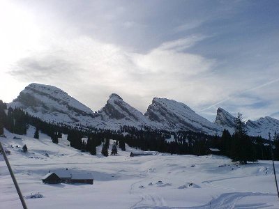 Ohne Zoom! Blick vom der Terrasse des Zinggen Pub zu den Churfirsten: Schiebenstoll, Zuestollen, Brisi, Frümsel und Selun (v.l.)