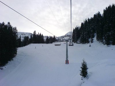 Auf der KSB Ruestel. Hinten Chäserrugg. Der seit diesem Jahr perfekt beschneite Ruestelhang. Ich sehe keine Beschneiungsanlage.