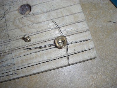 ....und biegt die Drähte auf einer Seite um ....