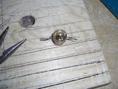 man zieht den Draht gerade sodass er am Einsatz anliegt