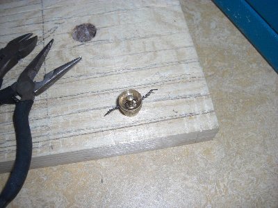 und verdreht den Draht und kürzt ihn auf beiden Seiten auf max. 1cm und biegt ihn um