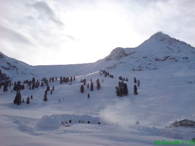 Im Vordergrund sieht man das Iglu-Dorf, welches gerade gebaut wurde. Ganz oben ist die Mauer des Stausees gut zu erkennen.