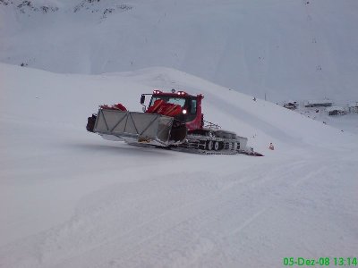 Am Freitag war ein Bully noch damit beschäftigt, die Pistenmarkierungen anzubringen