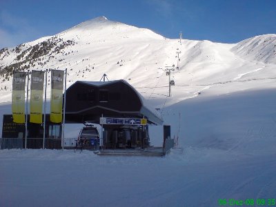Nochmals die neue Kaiserbahn - die Kabinen-Garage ist bei der Bergstation