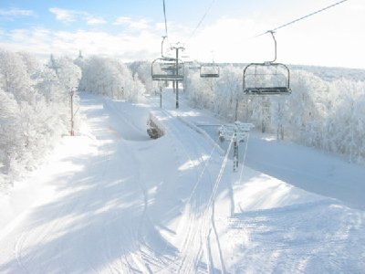 witzige Kreuzung von Liften und Pisten aus dem TS Belle Hutte