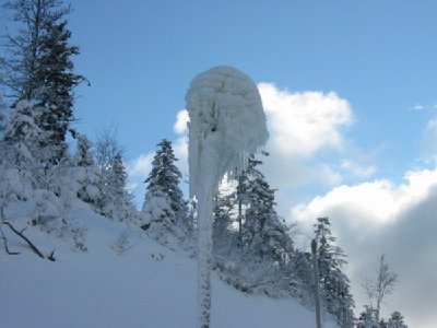 und darunter ein Flutlichtmast