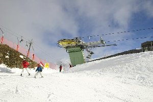Am Nachmittag gab es wirklich etwas Sonne, z. B. hier an der Bergstation DSB Sonnenlift (Nomen est omen!), dahinter die 4KSB Zentralbahn.