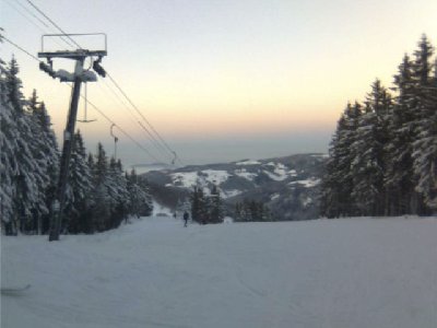 Bergstation Heidstein-Lift. Blick links in der Ferne in die Rheinebene mit Vogesen im Hintergrund.