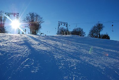 Gipfel mit Berstation Dreitannenlift links und Blicklift rechts.