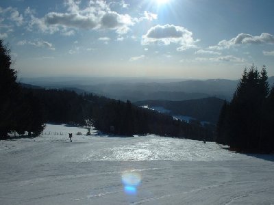 Beim oberen Lift kann man hier zwischen zwei Pisten wählen. Die lin ke führt an der Mönichwalder Schwaig vorbei, wo sich die Mautstelle befindet, wenn man im Sommer mit dem Auto auf den Gipfel des Hochwechsels fährt.