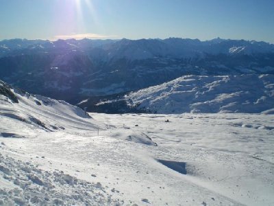 Blick von Piste 28 auf Talstation und Trasse La Siala, dahinter Crap Sogn Gion