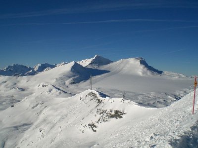 Blick von La Sialagebiet Richtung Vorab, beeindruckend sind die Hochspannungsleistungen da oben...