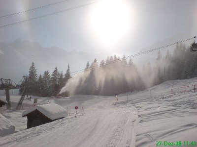 Die Mittelstation der Fellhornbahn II - von hier an bis hinuter ins Tal wurde den ganzen Tag über fleissig beschneit. Dies ist dort auch noch bitter nötig!