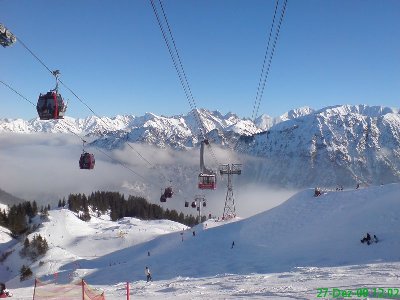 Laut Homepage war heute sogar die alte Fellhornbahn in Betrieb. Soweit ich gesehen habe, wurden mit dieser aber nur Materialfahrten durchgeführt. Die neue Bahn bewältigt den Besucheransturm i.d.R. alleine.