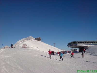 Bergstation der 6 KSB Möserbahn und im Hintergrund die Bergstation der 60 PB Fellhorn-Gipfelbahn