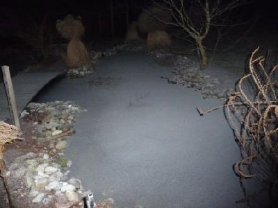 Teich mit Schnee auf dem Eis