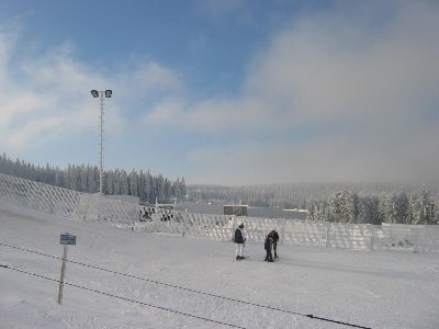 Im Hintergrund erkennt man die Baustelle vom Skitunnel