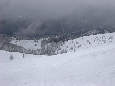 Blick von der Bergstation des 2-SL Paradies auf die Bürgeralm, im Vordergrund die Paradiesabfahrt, rechts der 3-CLF Bürgeralm