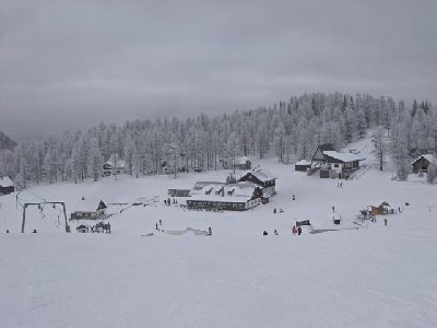 Bürgeralm, links der 1-SL Gretlhöh, rechts die Talstation des 1-SL Gretlhöh-Kreuz, rechts hinten die Bergstation des 2-CLF Aflenz-Bürgeralm