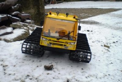 Die Pistenraupe erklimmt einen kleinen Hügel